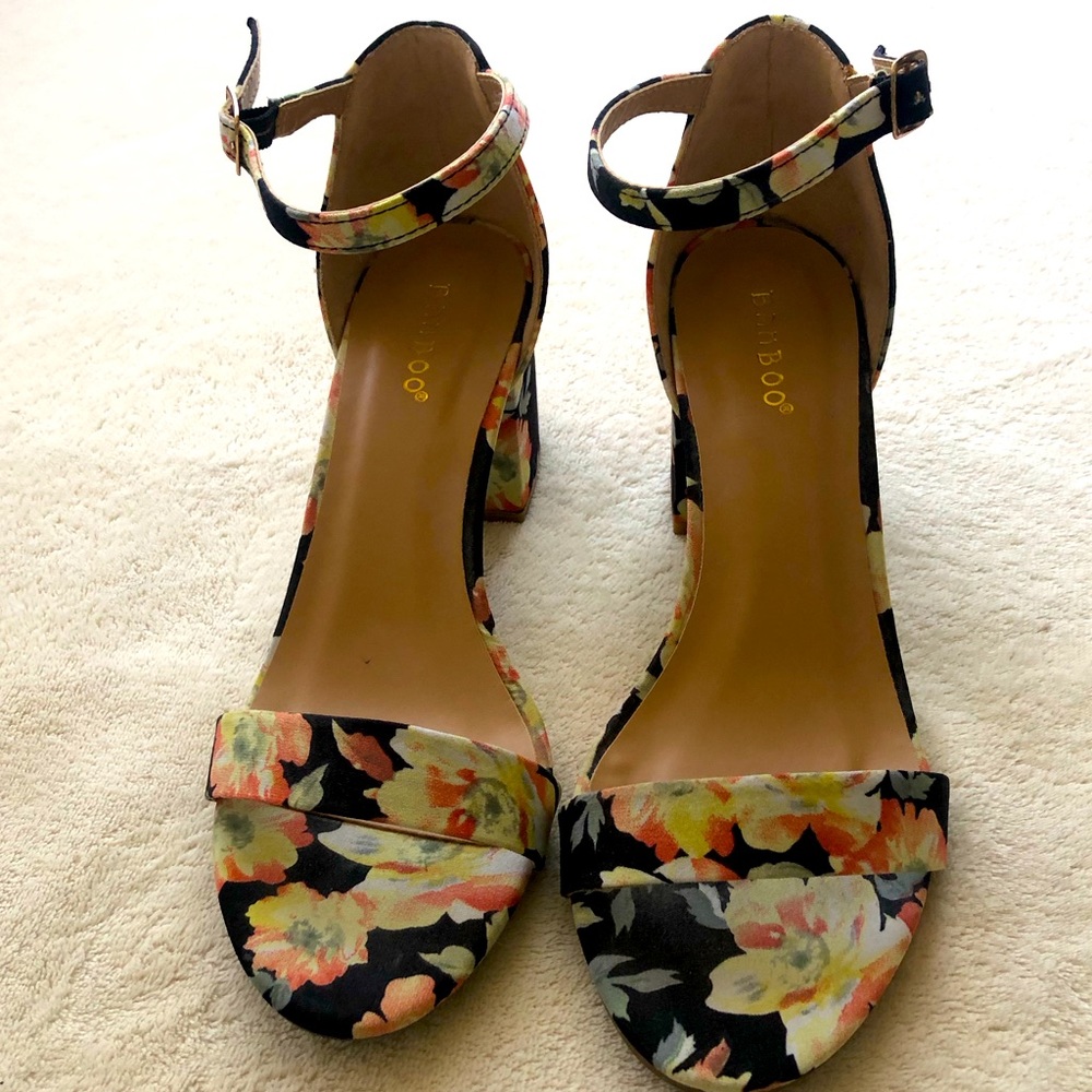 Multicolor floral chunky high heel sandal ankle strap size 8